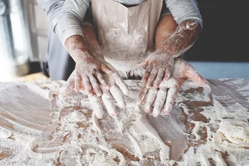 Fotobehang お菓子作りで小麦粉をこねながら手の大きさを比べる親子 © S.R.S