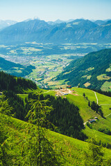 Ausblick ins Brixental im österreichischen Tirol in den Alpen im Sommer