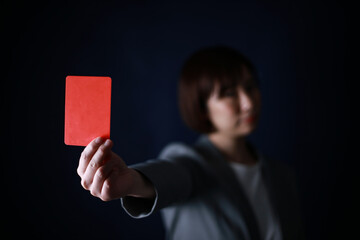 レッドカードを出す女性社員