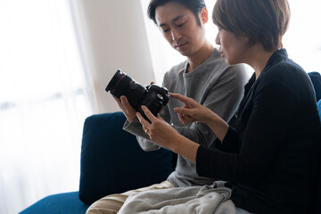 カメラを見る日本人ミドル夫婦