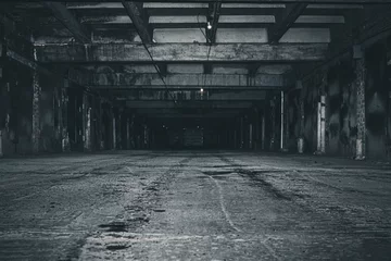 Foto op Plexiglas oud verlaten gebouw. enge donkere ondergrondse parkeergarage. © Андрей К