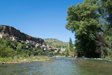 Fototapeta na wymiar Peyre, village médiéval au dessus du Tarn, avec son église troglodytique en Aveyron. 