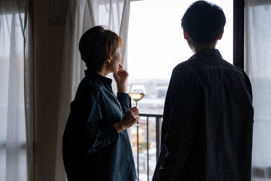 窓の外を眺める日本人ミドル夫婦