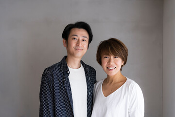 笑顔の日本人ミドル夫婦