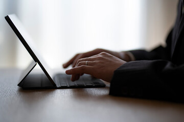 タブレットPCで仕事をするビジネスマンの手元 © arc image gallery