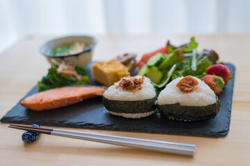 朝食イメージ　おにぎりと焼き鮭プレート