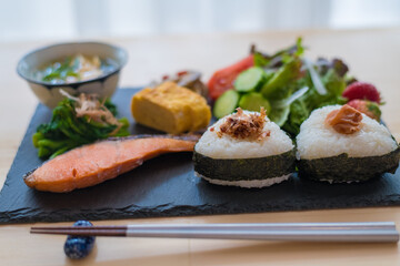 朝食イメージ　おにぎりと焼き鮭プレート