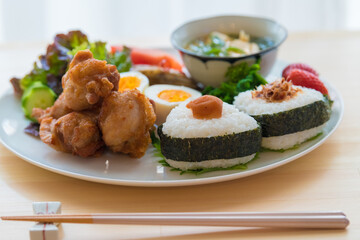朝食イメージ　おにぎりと唐揚げプレート