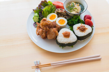 朝食イメージ　おにぎりと唐揚げプレート