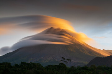 Fototapeta na wymiar Awesome Lenticular Sky mountain merapi