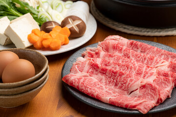食卓に並ぶすき焼きの定番具材