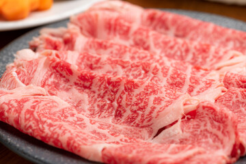 食卓に並ぶすき焼きの定番具材