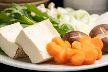 食卓に並ぶすき焼きの定番具材