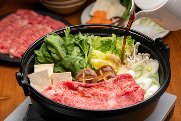 すき焼きを鉄鍋で調理する