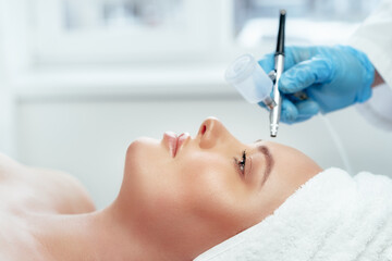 Obraz na płótnie Canvas Beautiful woman getting facial skincare treatment in a cosmetic beauty clinic
