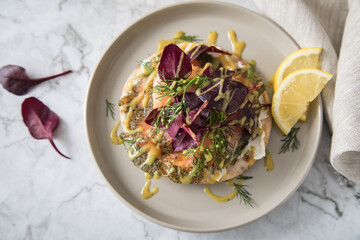 Gravlax Graved Lachs auf Knäckebrot mit Rote Beete Blätter Salat, Dill, Fischkäse,...