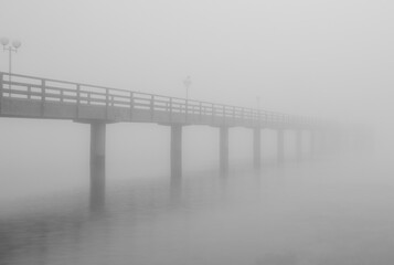 Seebrücke im Nebel