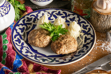 Cutlets with mashed potatoes and parsley.