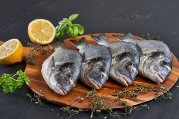 Chilled whole raw bream