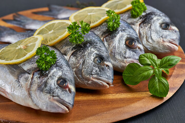 Chilled whole raw bream