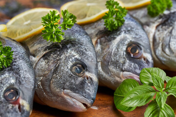 Chilled whole raw bream
