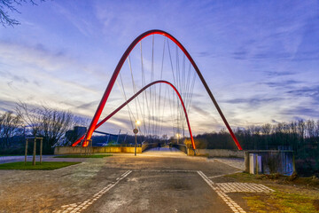 Fototapeta na wymiar Park und beleuchtete Brücke in Gelsenkirchen am Abend