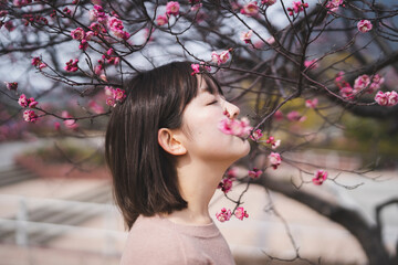 梅の花と女性
