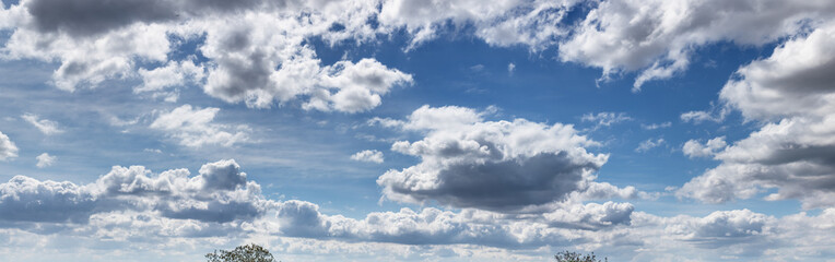 Fototapeta na wymiar blauer Himmel mit weissen Wolken