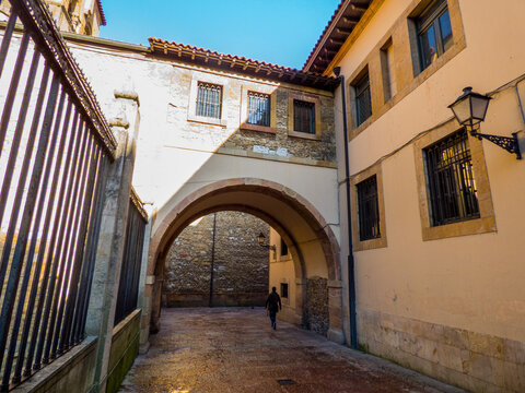 Paseando por las calles, plazas, parques y jardines de la ciudad Modernista y Medieval de Oviedo, Espa&ntilde;a
