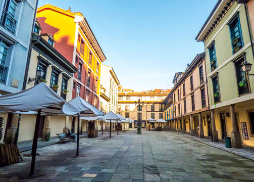 Paseando por las calles, plazas, parques y jardines de la ciudad Modernista y Medieval de Oviedo, Espa&ntilde;a