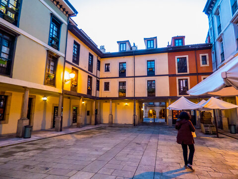 Paseando por las calles, plazas, parques y jardines de la ciudad Modernista y Medieval de Oviedo, Espa&ntilde;a