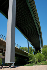 Fechinger Talbrücke bei Saarbrücken im Saarland. Sehr hohe Balkenbrücke auf Pfeilern