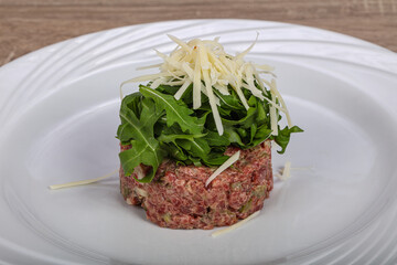 Raw Beef tartar with rucola and cheese