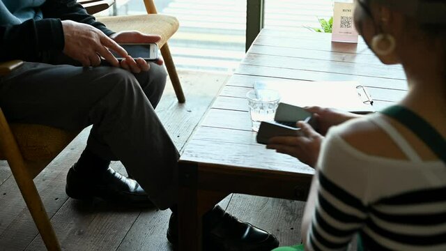 カフェでのタッチレス決済	