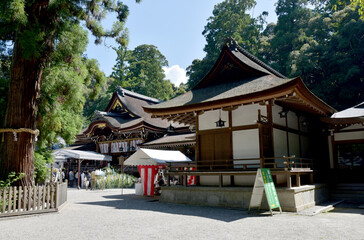 Fototapeta premium 大神神社 勅使殿と拝殿 奈良県桜井市
