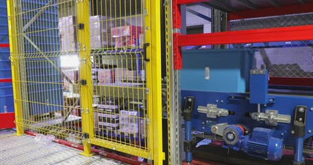 Elevator for Transport Cargo Boxes in Distribution Warehouse