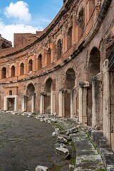 Obraz premium View of exterior facade of medieval building in ruins in Rome