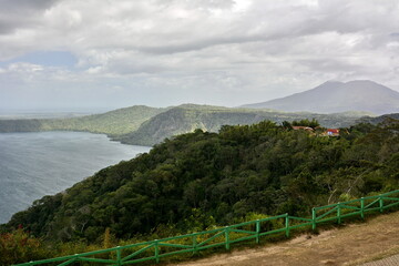 Mirador del pequeño pueblo de Catarina, donde se puede observar en primer termino el cráter de la Laguna de Apoyo, y con el cielo despejado, la ciudad de Granada, en el oeste de Nicaragua