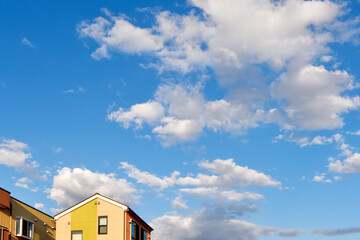 Blue sky and housing　青空と住宅