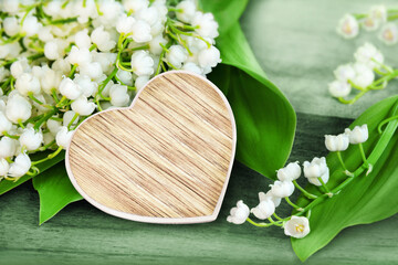 Maiglöckchen und Herz auf Holz