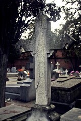 Cruces cristianas en las tumbas de un cementerio católico histórico en Madrid, España.