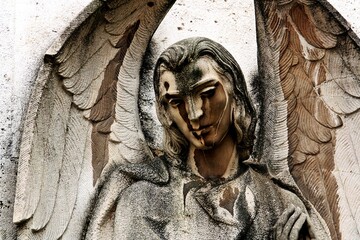 Una estatua (ángel) en una tumba de un cementerio católico en Madrid, España. Primer plano de la...