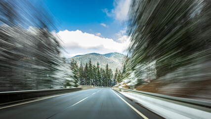 Alpenstraße die mit hoher Geschwindigkeit befahren wird