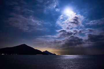 月と海