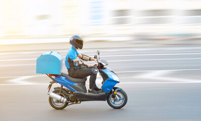 Obraz na płótnie Canvas Food delivery boy on motorcycle moving fast to deliver food to customers, home and office delivery on motorbike, pizza online order. Express delivery service from cafes and restaurant, internet orders