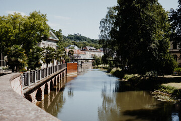Fototapeta na wymiar Fluss in der Stadt