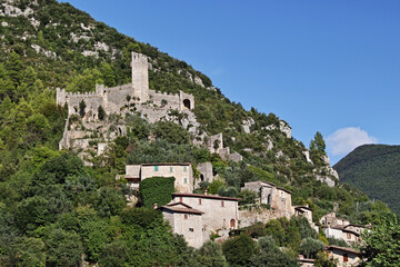 Fototapeta na wymiar Ferentillo; the ruins of the Precetto fortress