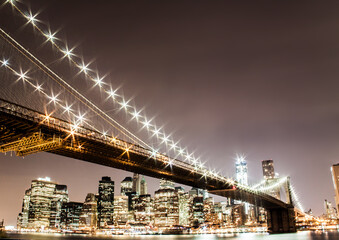 Obraz premium The Brooklyn Bridge in New York City at night.