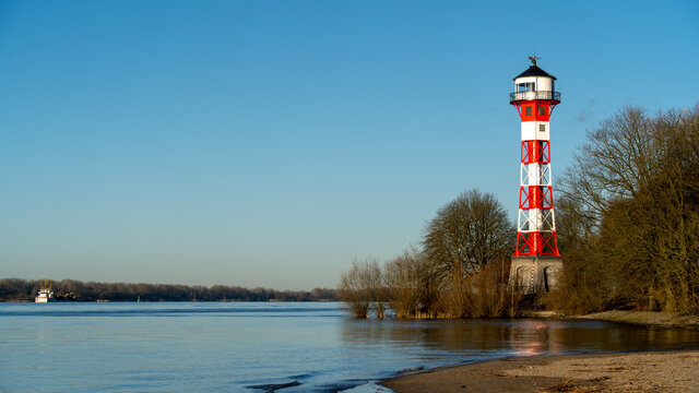 Leuchtturm Rissen Unterfeuer an der Elbe mit Elbstrand, Hamburg, Deutschland