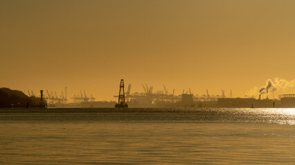 Fototapeta premium Hamburger Hafen im Morgenlicht bei Sonnenaufgang, Hamburg, Deutschland